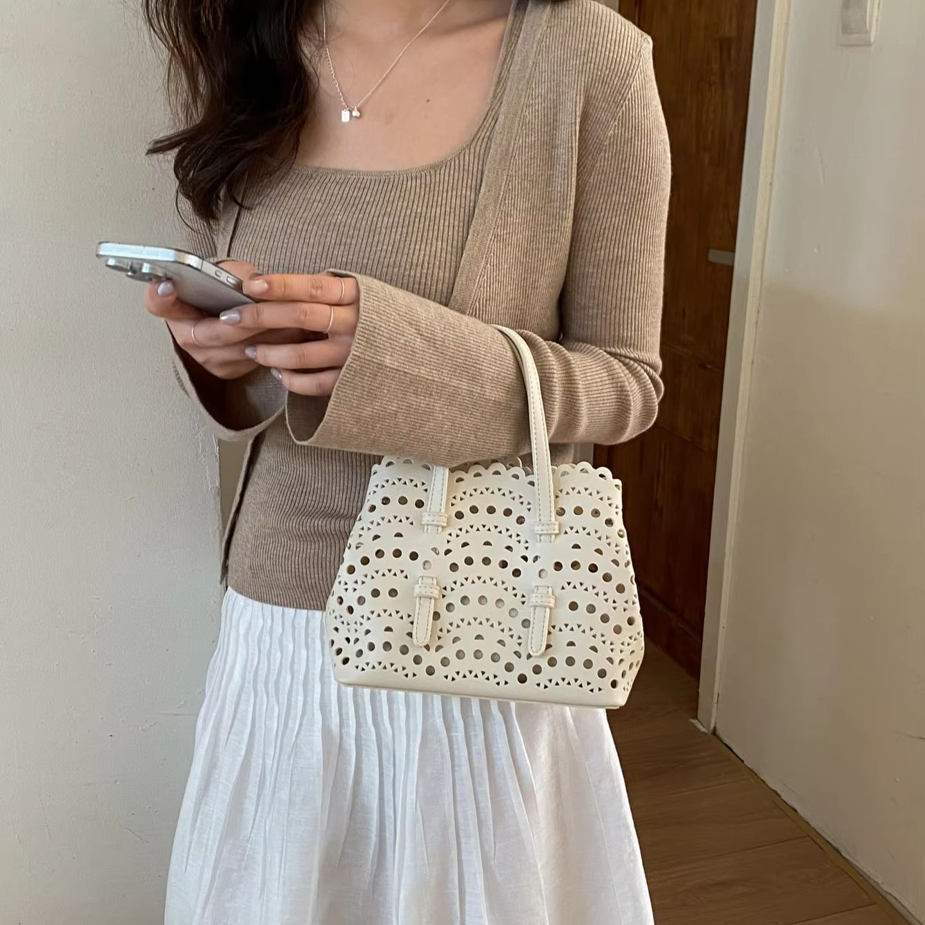 Rote, hohle, bedruckte Umhänge – Leather Work Handbags For Women Bewertung und Preis